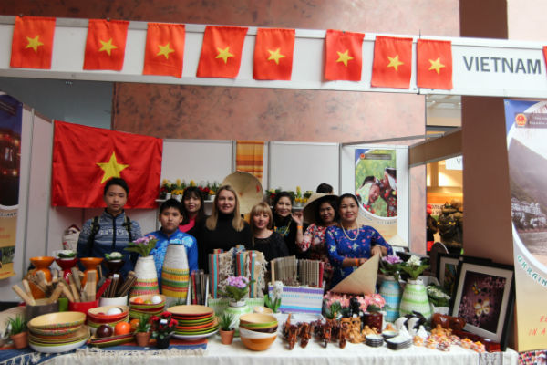 Đại sứ quán Việt Nam tại Ucraina tham gia Hội chợ từ thiện tại Kiev